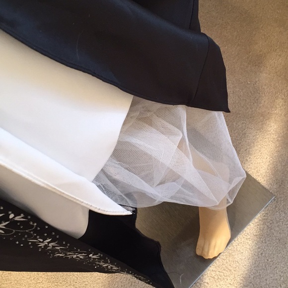 Formal-ly beautiful! Elegant satin! - Picture 6 of 7